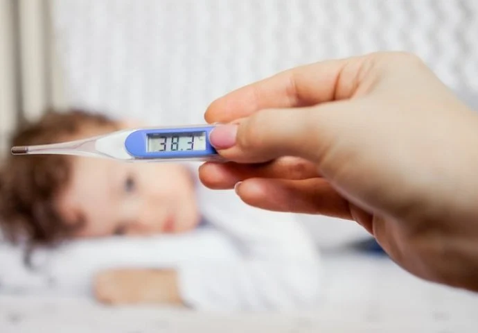 PEDIJATRICA: Ovo su najveće greške koje radite kad dijete ima temperaturu